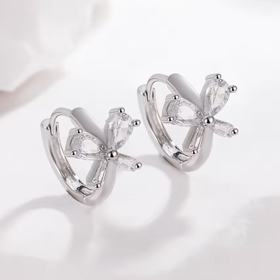 Crystal bow fixed huggie