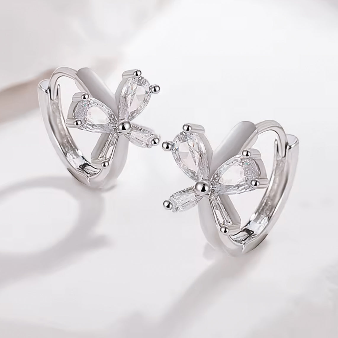 Crystal bow fixed huggie