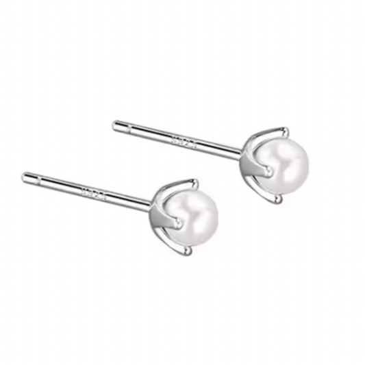 Pearl simple stud earrings