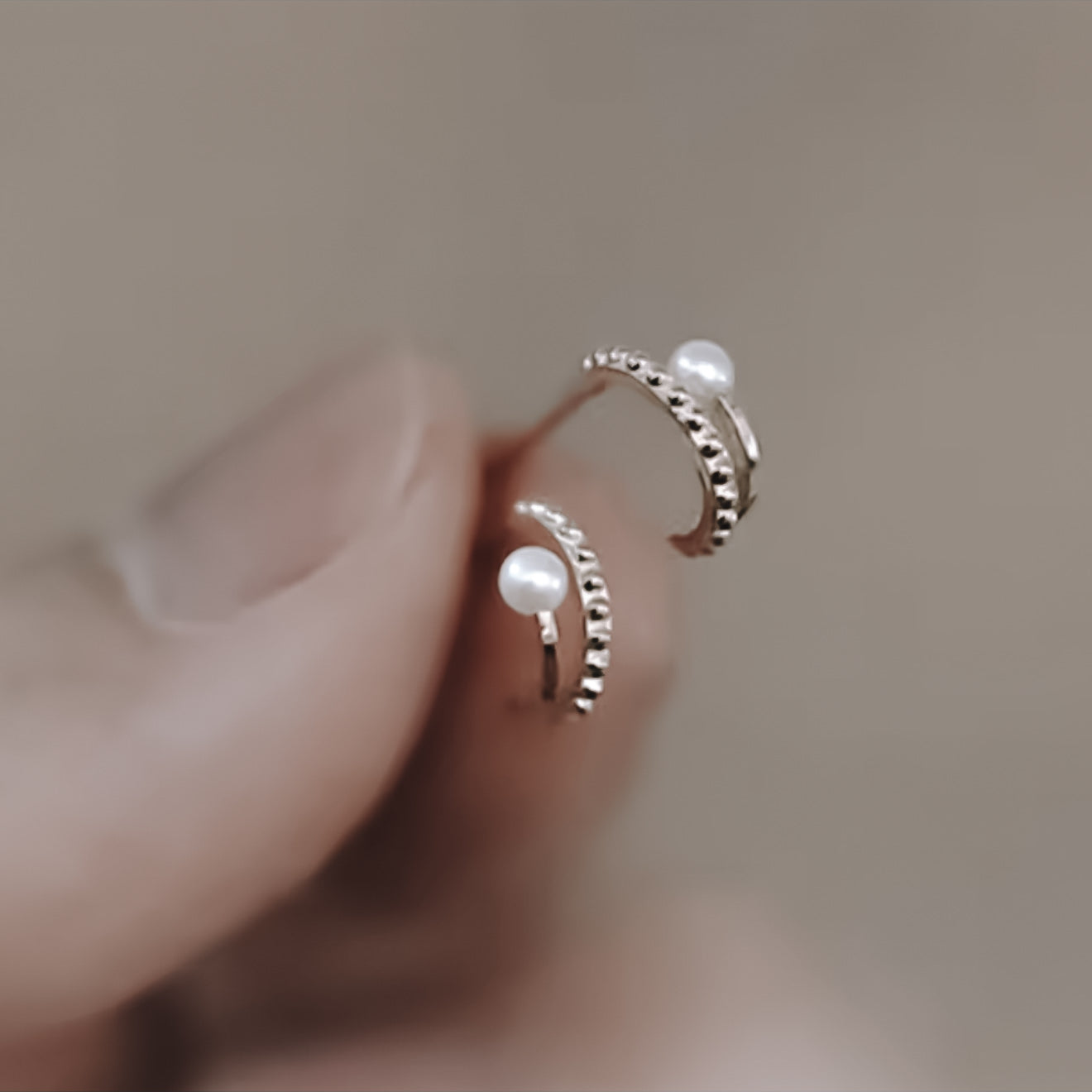 Double hoop effect with pearl